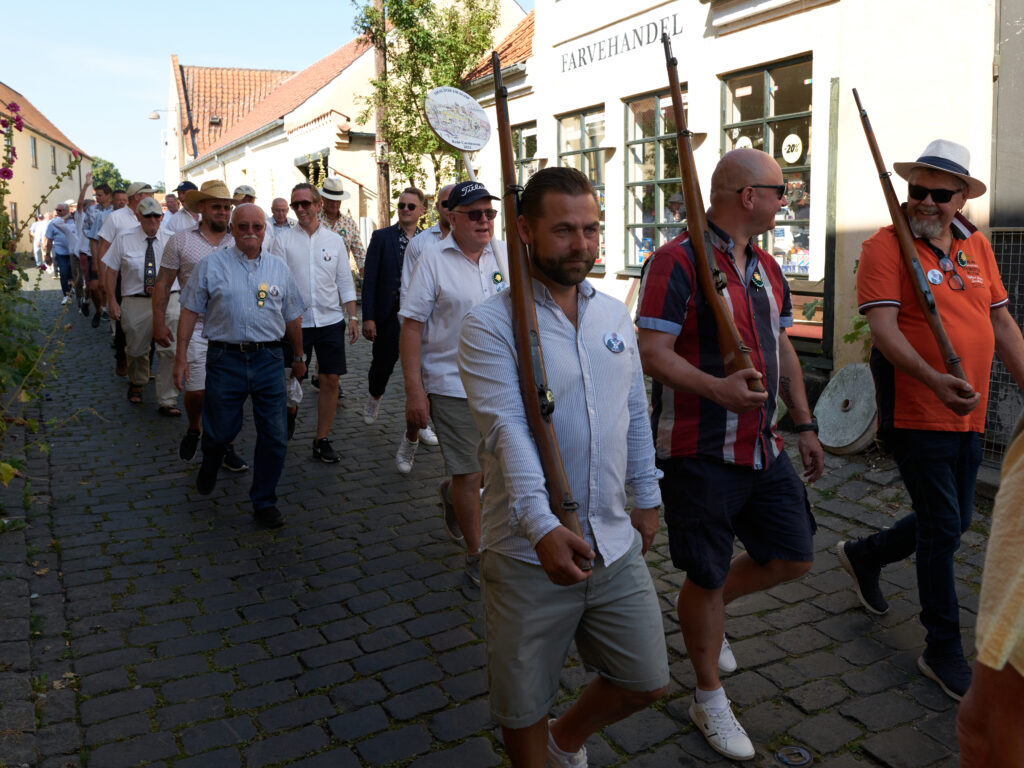 de-udvalgte-skytter-med-gevaer-ved-farvehandel