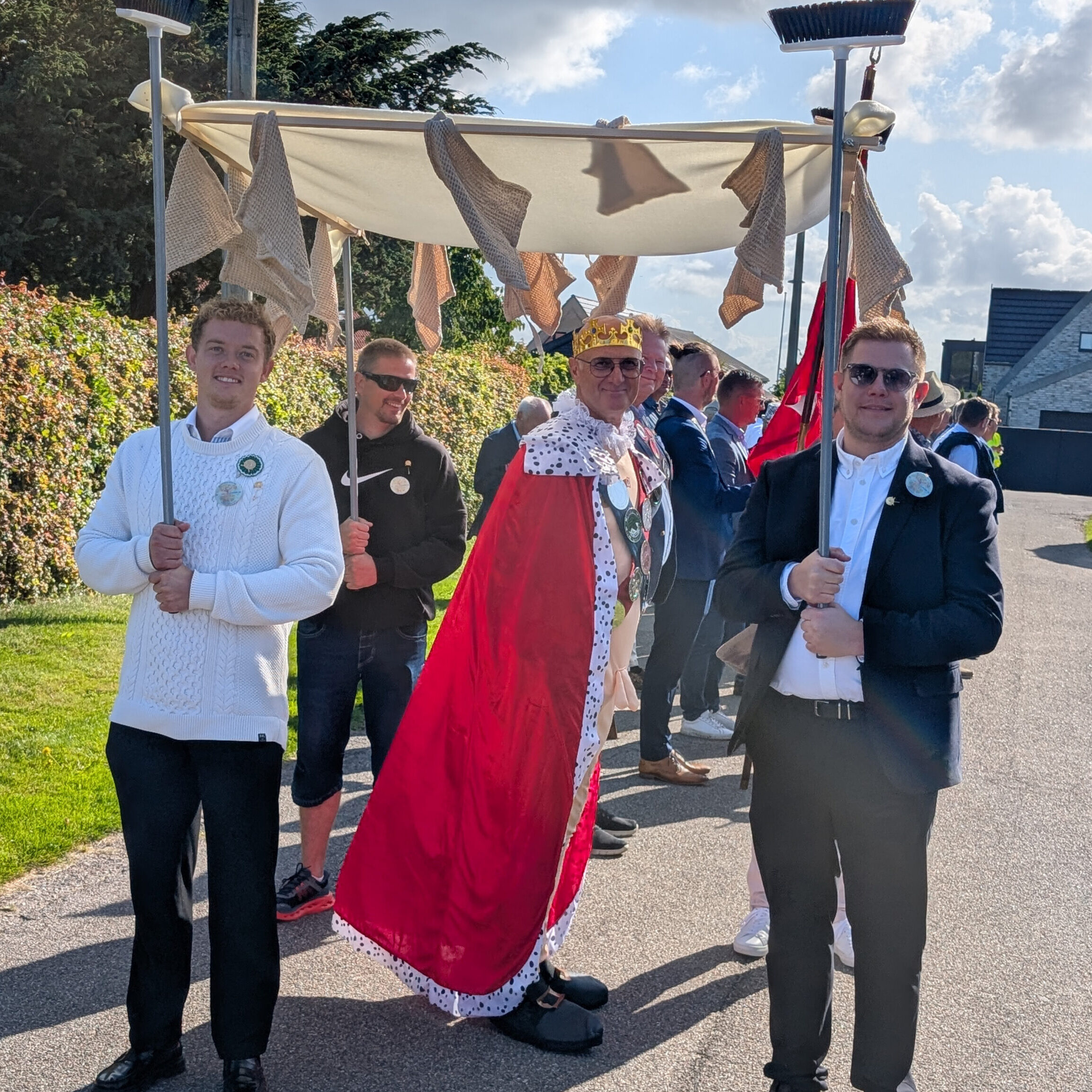 Cropped Kong Lau Under Baldakin Scaled 2